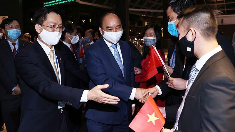 Cán bộ Đại sứ quán Việt Nam tại Hoa Kỳ và Phái đoàn thường trực Việt Nam tại Liên Hợp quốc đón Chủ tịch nước Nguyễn Xuân Phúc.