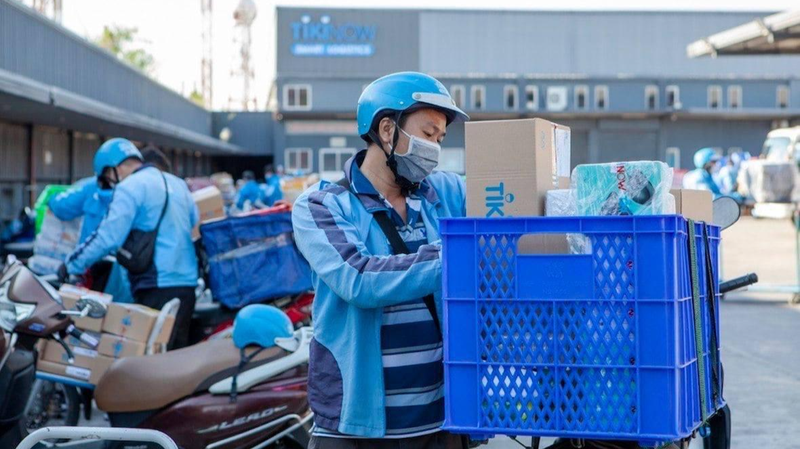 Shipper chuẩn bị giao hàng đến tay người mua.