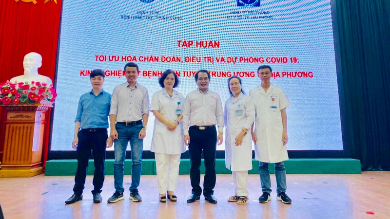 Bác sĩ Huyền cùng các cán bộ y tế, bác sĩ tại một buổi tập huấn chẩn đoán, điều trị và dự phòng COVID-19.