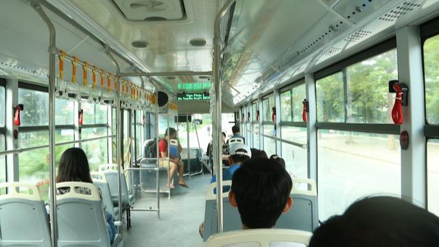 Xe buýt BRT Hà Nội vắng khách.