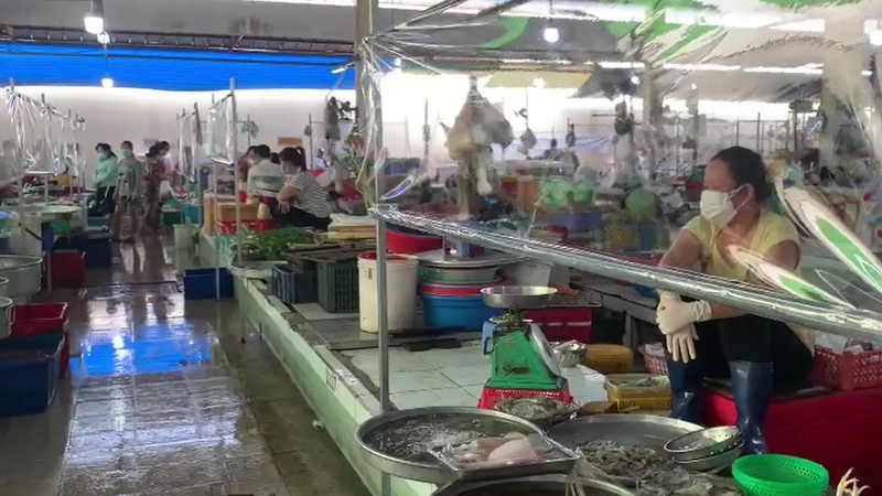 Bên trong một chợ truyền thống được mở cửa sau giãn cách.