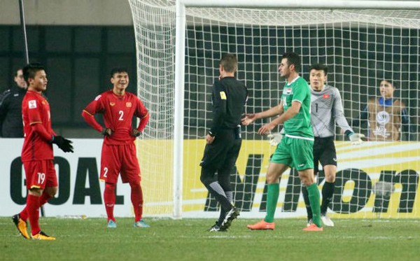 Trọng tài Chris Beath cho U23 Iraq hưởng quả phạt 11m gây nhiều tranh cãi. Ảnh Vietnamnet