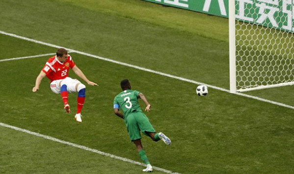 Bàn thắng nâng tỷ số lên 3-0 của Dzyuba đã chấm dứt hy vọng củaẢrập Xêút. Ảnh:AP.