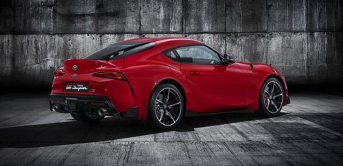 Đuôi xe Supra khá cơ bắp.