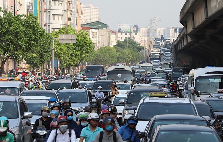 Lối xuống của đường Vành Đai 3 trên cao (Hà Nội) luôn trong tình trạng kẹt cứng, chiều nay. Ảnh: Ngọc Thành.
