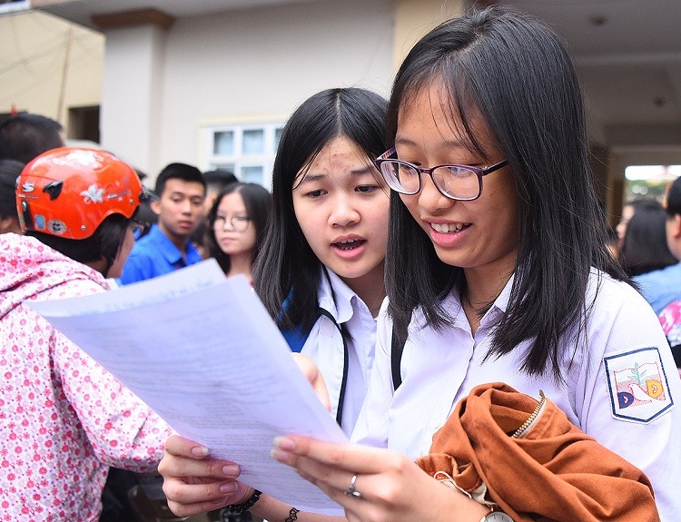 Thí sinh tại điểm thi THCS Lê Quý Đôn sau buổi thi sáng 2/6. Ảnh: Giang Huy