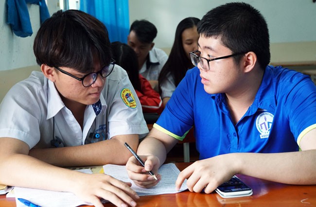 Học sinh trường THPT Nguyễn Du (TP HCM) ôn thi THPT quốc gia. Ảnh: Mạnh Tùng.