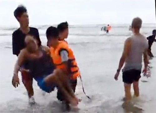 Các nạn nhân lần lượtđược đưa vào bờ. Ảnh: Cắt từ video: