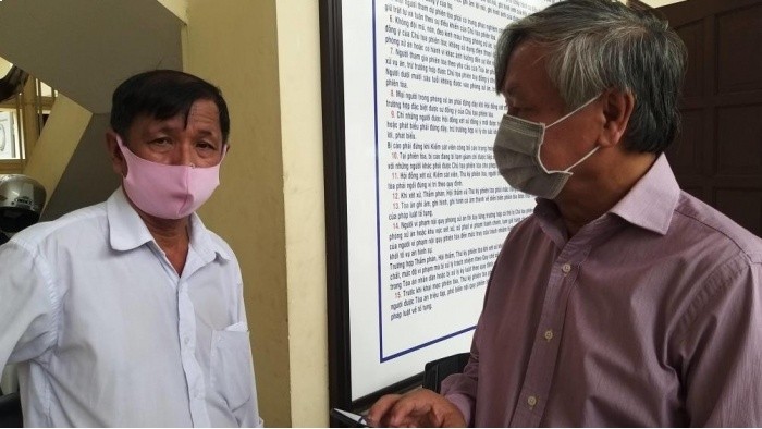 Ông Liêm (bên phải): “Tôi khẳng định gói thầu mà tôi bị cáo buộc sai phạm, thực tế chưa bao giờ thất thoát một xu ngân sách nhà nước”. Ảnh: Hải Đường