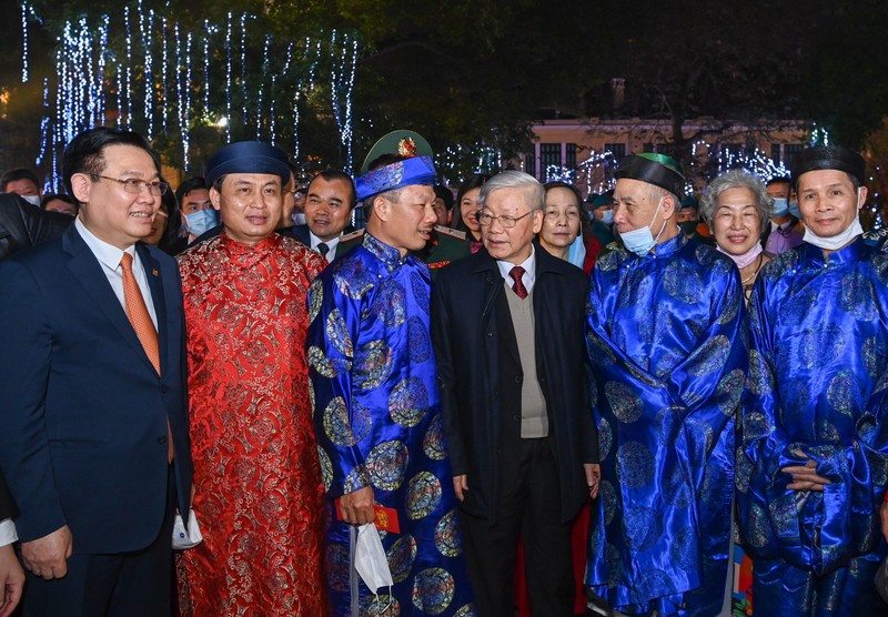 Tổng Bí thư, Chủ tịch nước Nguyễn Phú Trọng chúc Tết nhân dân bên Hồ Gươm