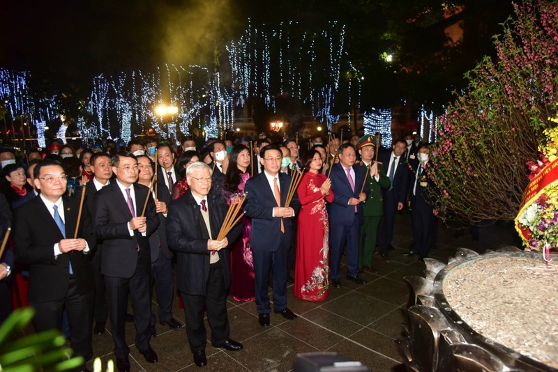 Tổng Bí thư, Chủ tịch nước Nguyễn Phú Trọng chúc Tết nhân dân bên Hồ Gươm