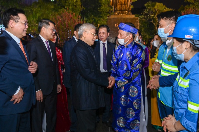 Tổng Bí thư, Chủ tịch nước Nguyễn Phú Trọng chúc Tết nhân dân bên Hồ Gươm