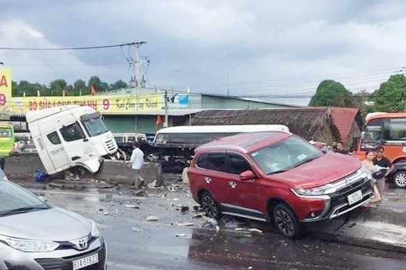 tai nạn trên quốc lộ 51 ảnh 1 tai nan tren quoc lo 51 anh 1