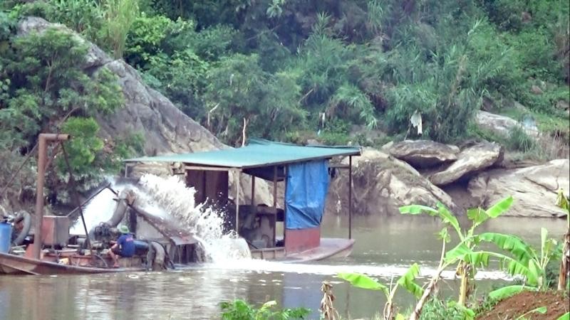 Các đối tượng sử dụng cả thuyền để hút cát.