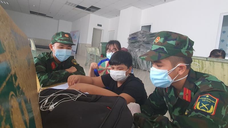 Lớp học online cho con em người dân tạm cư ở tầng trệt khu A chung cư 1050.