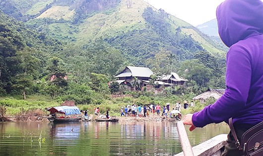 Phải mất gần 2 giờ đi thuyền trong lòng hồ mới vào được xã Hữu Khuông.