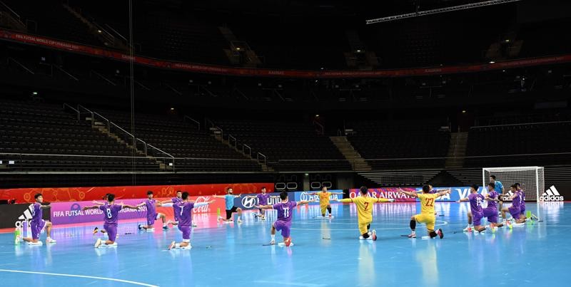 ĐT futsal Việt Nam tập làm quen nhà thi đấu Kaunasm, chuẩn bị cho trận đấu với ĐT futsal CH Czech.