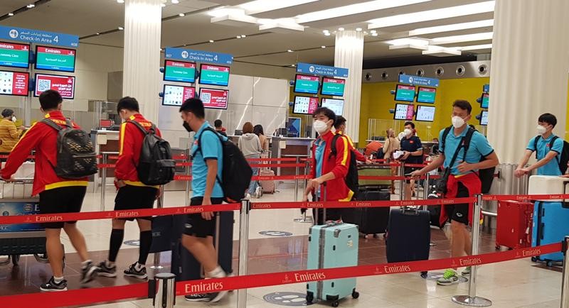 2 tiếng trước giờ khởi hành, các cầu thủ đã phải có mặt tại sân bay Dubai.