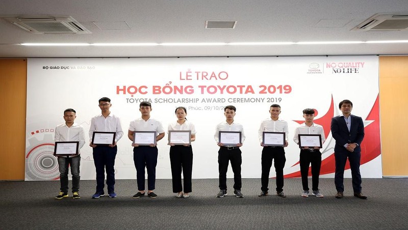 Lê trao học bồng Toyota năm 2019