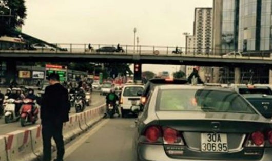 Truy tìm chàng bảnh bao thản nhiên 'trút nỗi buồn' giữa phố đông