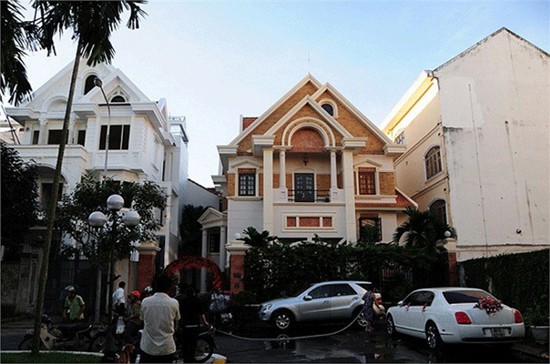 {title} Jennifer Phạm,làng sao