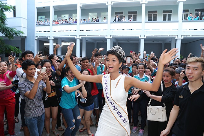 HHen Niê và hai Á hậu đọ sắc cùng Miss Universe 2008 Dayana Mendoza - 11