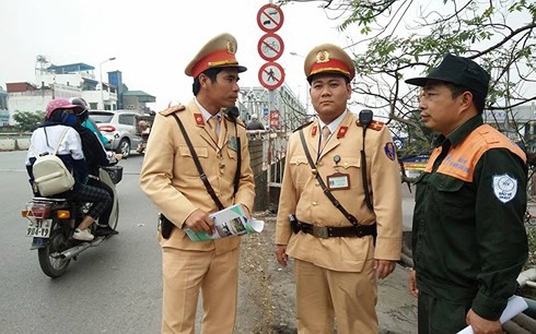 cô gái được cứu trong gang tấc khi đang nhảy cầu chương dương tự tử hình 1 co gai duoc cuu trong gang tac khi dang nhay cau chuong duong tu tu hinh 1