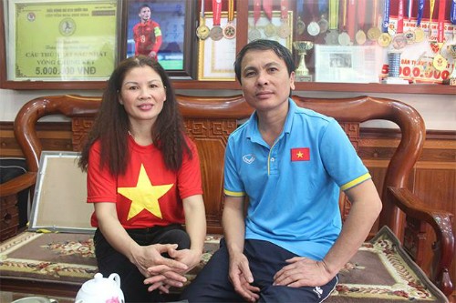 Bố mẹ Quang Hải quyết định ở nhà để đón tiếp người hâm mộ đến cổ vũ cho con traivà đồng đội. Ảnh: Quang Chiến