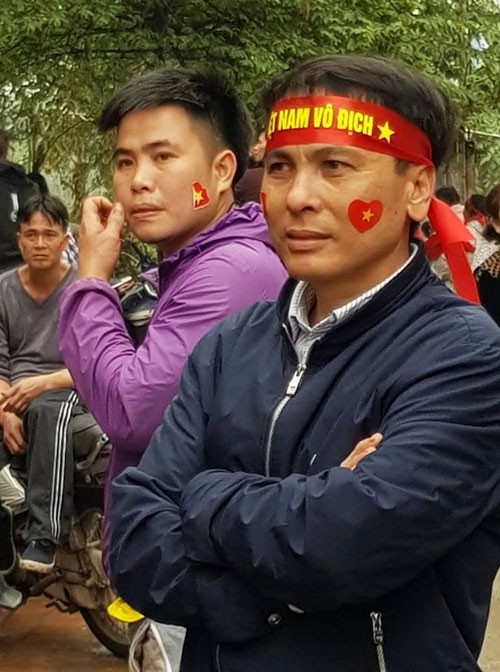 Trực tiếp tại nhà Quang Hải: Quang Hải ghi bàn, sân vận động thôn như "nổ tung" hình ảnh 2 truc tiep tai nha quang hai: quang hai ghi ban, san van dong thon nhu "no tung" hinh anh 2