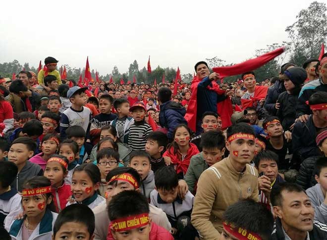 Trực tiếp tại nhà Quang Hải: Quang Hải ghi bàn, sân vận động thôn như "nổ tung" hình ảnh 1 truc tiep tai nha quang hai: quang hai ghi ban, san van dong thon nhu "no tung" hinh anh 1