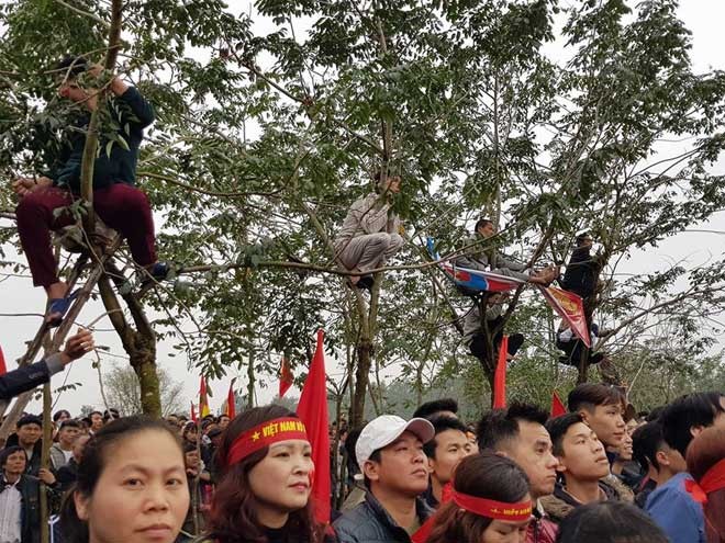 Trực tiếp tại nhà Quang Hải: Quang Hải ghi bàn, sân vận động thôn như "nổ tung" hình ảnh 4 truc tiep tai nha quang hai: quang hai ghi ban, san van dong thon nhu "no tung" hinh anh 4