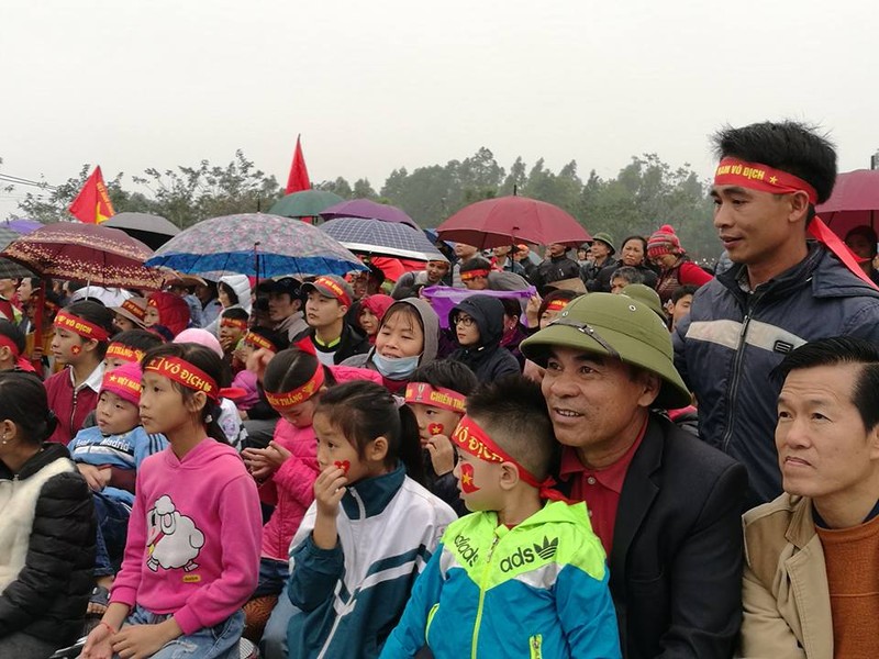 Trực tiếp tại nhà Quang Hải: Quang Hải ghi bàn, sân vận động thôn như "nổ tung" hình ảnh 12 truc tiep tai nha quang hai: quang hai ghi ban, san van dong thon nhu "no tung" hinh anh 12