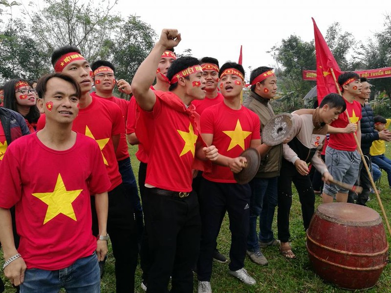 Trực tiếp tại nhà Quang Hải: Quang Hải ghi bàn, sân vận động thôn như "nổ tung" hình ảnh 13 truc tiep tai nha quang hai: quang hai ghi ban, san van dong thon nhu "no tung" hinh anh 13