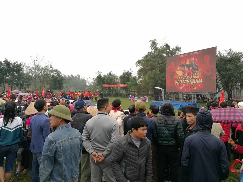 Trực tiếp tại nhà Quang Hải: Quang Hải ghi bàn, sân vận động thôn như "nổ tung" hình ảnh 5 truc tiep tai nha quang hai: quang hai ghi ban, san van dong thon nhu "no tung" hinh anh 5