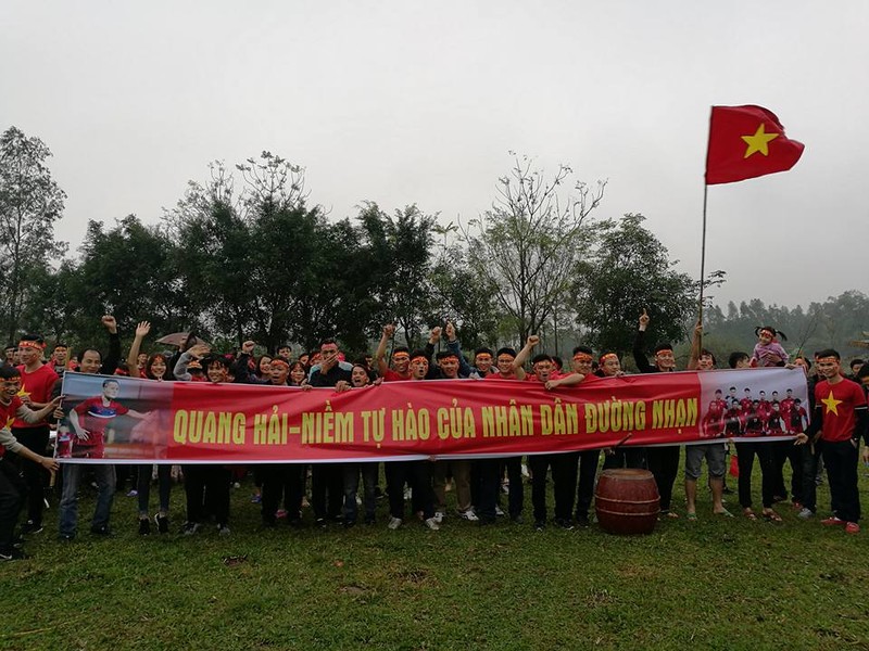 Trực tiếp tại nhà Quang Hải: Quang Hải ghi bàn, sân vận động thôn như "nổ tung" hình ảnh 14 truc tiep tai nha quang hai: quang hai ghi ban, san van dong thon nhu "no tung" hinh anh 14