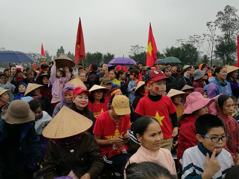Trực tiếp tại nhà Quang Hải: Quang Hải ghi bàn, sân vận động thôn như "nổ tung" hình ảnh 16 truc tiep tai nha quang hai: quang hai ghi ban, san van dong thon nhu "no tung" hinh anh 16