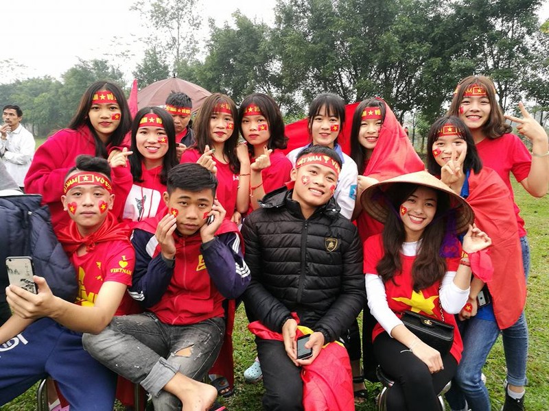 Trực tiếp tại nhà Quang Hải: Quang Hải ghi bàn, sân vận động thôn như "nổ tung" hình ảnh 11 truc tiep tai nha quang hai: quang hai ghi ban, san van dong thon nhu "no tung" hinh anh 11