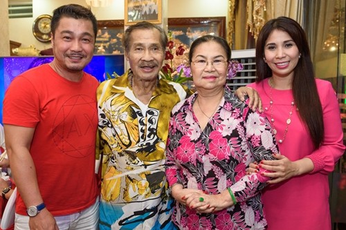 Lý Hương (phải) bên cạnh anh trai Lý Hùng và bố mẹ.
