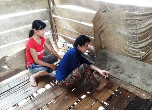 {title} Cô giáo,Hoàn cảnh khó khăn