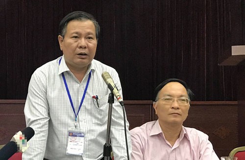 Phó Giám đốc Sở Giáo dục và Đào tạo Hà Nội Lê Ngọc Quang (bên trái) thông tin về việc lọt đề thi Ngữ văn. Ảnh: Đoàn Loan.