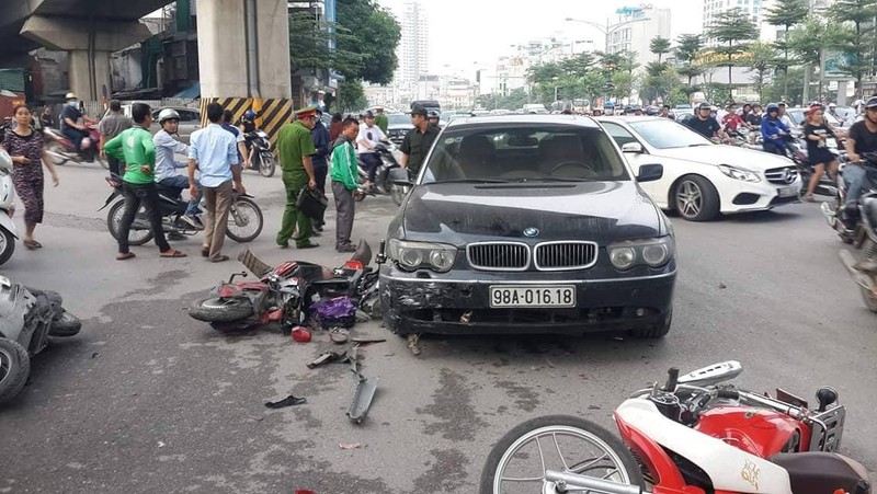 {title} Chị gái lái BMW đâm loạn xạ trên đường Hà Nội