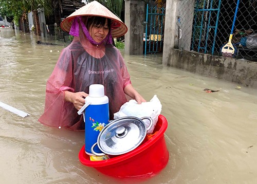 Nhiều nơi ở Nha Trang ngập sâu, người dân sơ tán tài sản. Ảnh: Xuân Ngọc