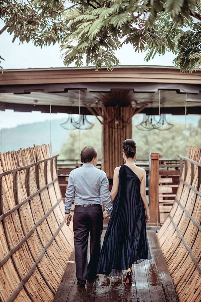 Nữ ca sỹ lấy Thứ trưởng Bộ Tài chính hơn 17 tuổi hé lộ cuộc sống vợ chồng son hình ảnh 4 nu ca sy lay thu truong bo tai chinh hon 17 tuoi he lo cuoc song vo chong son hinh anh 4