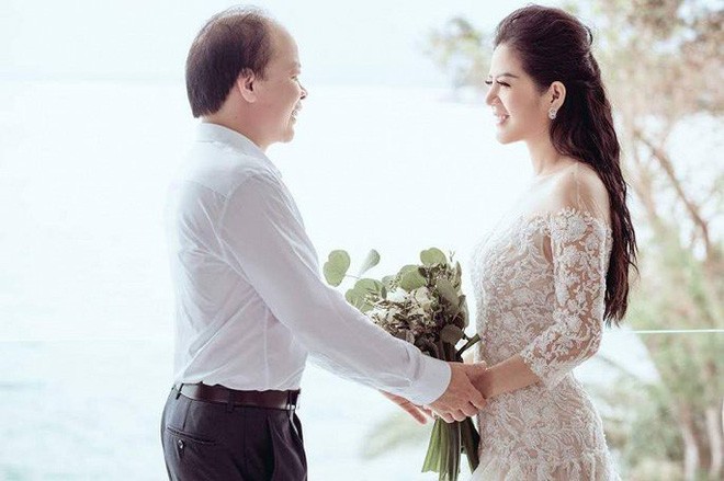Nữ ca sỹ lấy Thứ trưởng Bộ Tài chính hơn 17 tuổi hé lộ cuộc sống vợ chồng son hình ảnh 2 nu ca sy lay thu truong bo tai chinh hon 17 tuoi he lo cuoc song vo chong son hinh anh 2