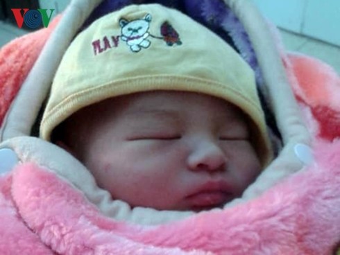 bé trai sơ sinh còn nguyên dây rốn, nặng 3,2kg bị bỏ rơi tại hà nội hình 1 be trai so sinh con nguyen day ron, nang 3,2kg bi bo roi tai ha noi hinh 1