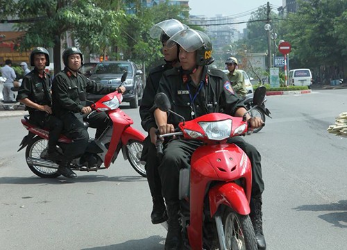 Cảnh sát cơ động Hà Nội trong một lần tuần tra xử lý người vi phạm không đội mũ bảo hiểm khi đi xe máy hồi tháng 9/2016. Ảnh: Phương Sơn