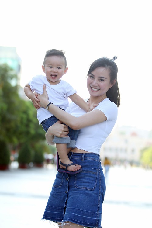 Con trai Vy Oanh lần đầu lộ diện trước công chúng hồi tháng 5/2016.
