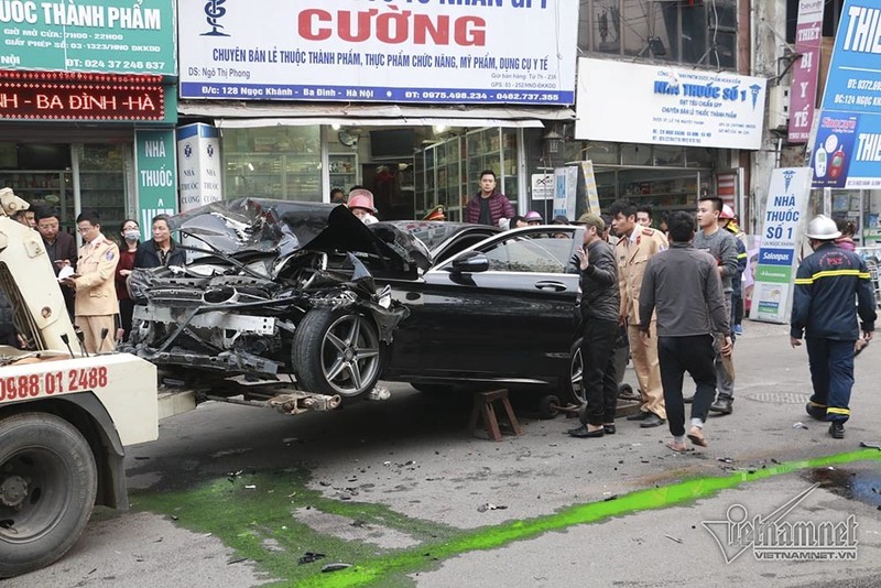 Ô tô đâm 5 xe trên phố Ngọc Khánh: Thai phụ nhảy bật trong tích tắc