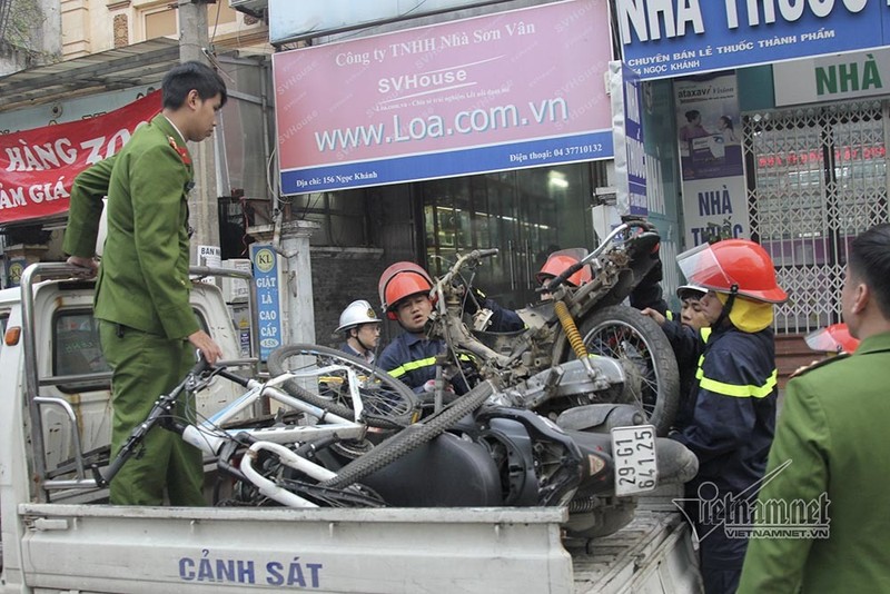 Ô tô đâm 5 xe trên phố Ngọc Khánh: Thai phụ nhảy bật trong tích tắc