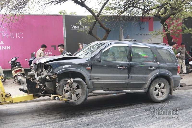 Ô tô đâm 5 xe trên phố Ngọc Khánh: Thai phụ nhảy bật trong tích tắc